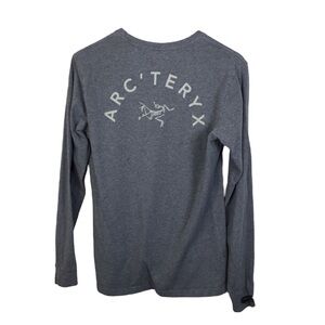 ARC’TERYX Long Sleeve Graphic T-Shirt in Grey Size Large.